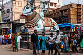 Street life around the Sri Meenakshi-Sundareshwarar Temple of Madurai. Tamil Nadu.  